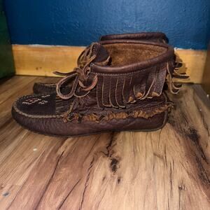 Manitobah Mukluks  Brown Leather Beaded Moccasin Booties with Tassles Size 8